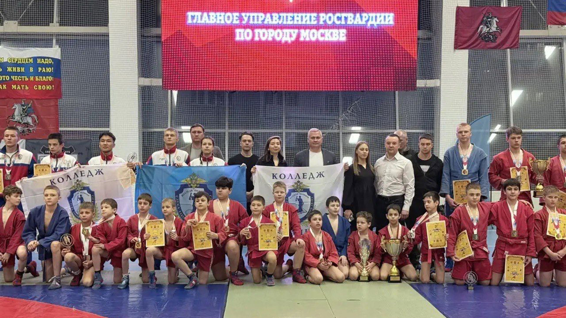 Сотрудники ОМОН «Авангард» и фонд